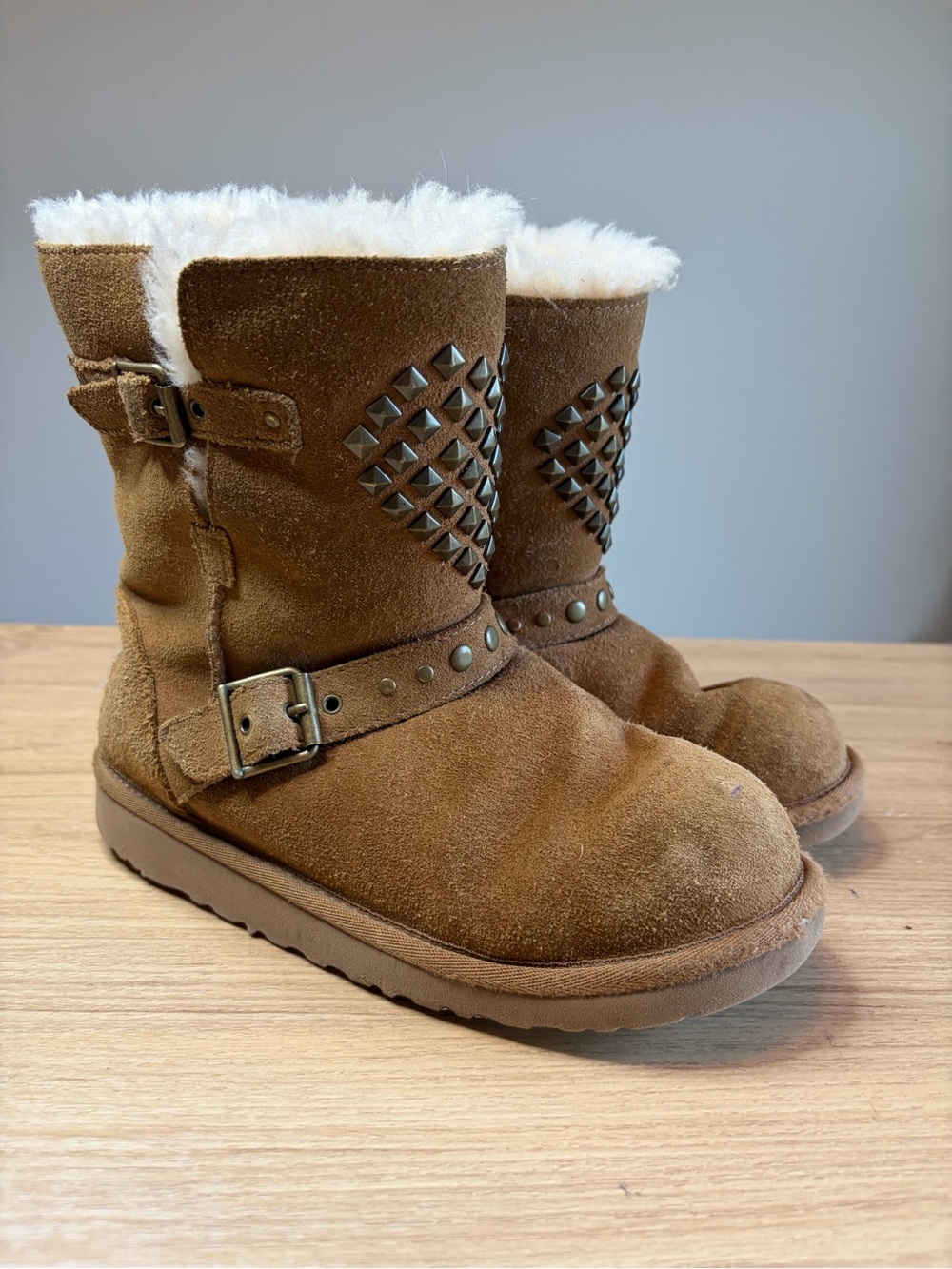 UGG Chestnut Brown Suede Heart Studded Boots US 2 Youth - Picture 4 of 9